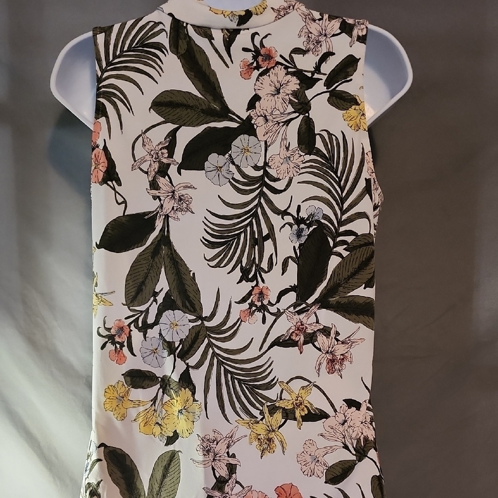 Liz Claiborne Floral Top with Gold Accents - Picture 4 of 6
